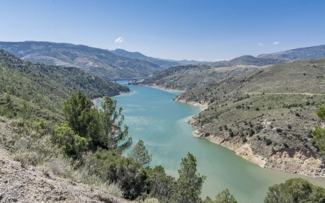 El cercano lago / embalse de Reglas